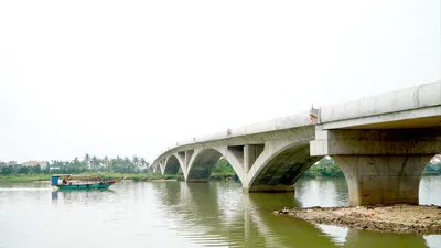 Cầu Thanh Nam xây xong đã lâu nhưng chưa có đường dẫn. Ảnh: THANH NHẬT