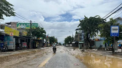 Trời miền Trung bắt đầu có nắng, lũ rút dần