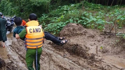 Công an và người dân cùng cứu em học sinh bị nước cuốn, đưa đi bệnh viện kịp thời. 