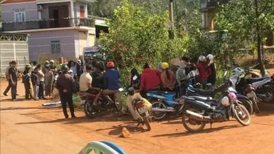 Phát hiện 1 thanh niên tử vong trong tư thế nằm gục trên xe máy 