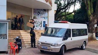 Video: Công an mang tài liệu rời khỏi thẩm mỹ viện Mailisa ở Đắk Lắk