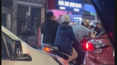 Nam thanh niên đánh người khi dừng xe chờ tàu