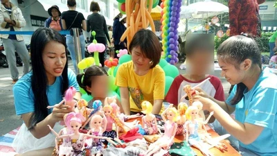 Các bé gái vui chơi trong ngày 1-6. Ảnh: TRÚC PHƯƠNG