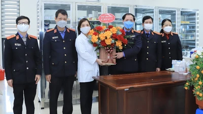 VKSND Tối cao chúc mừng ngày Thầy thuốc Việt Nam 27-2