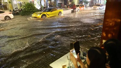  Hàng chục đường Sài Gòn tụ nước nhưng không cho là ngập