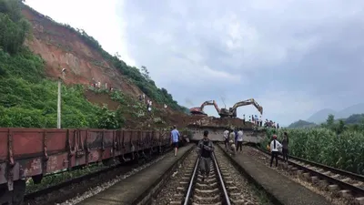 Mưa lớn gây sạt lở, phải phong tỏa đường tàu 