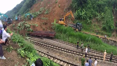 Lở núi, đất đá vùi 7 toa tàu