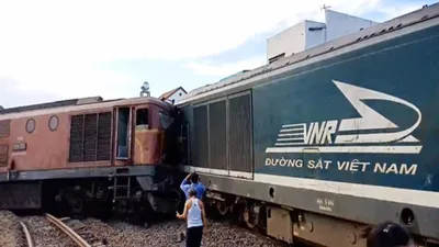 Tàu hàng đâm trực diện một tàu khác tại ga