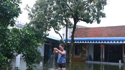 Thủ đô thành sông: Dân thả lưới sân nhà bắt cá