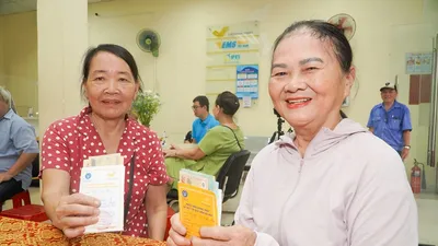 Người dân vui mừng vì được nhận lương hưu sớm