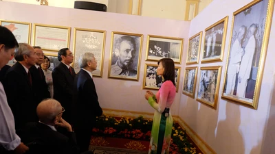 Triển lãm 84 bức ảnh quý 'Bác Hồ với Miền Nam, miền Nam với Bác Hồ'