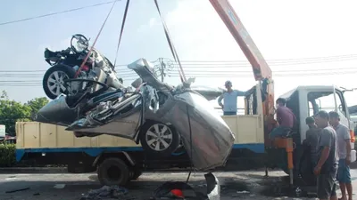 Clip xe đầu kéo tông nát xe con, 5 người thiệt mạng