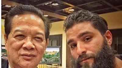 Đạo diễn 'Kong: Skull Island' khoe ảnh chụp với Thủ tướng