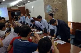 Clip phó phòng đối ngoại Formusa cúi đầu xin lỗi 