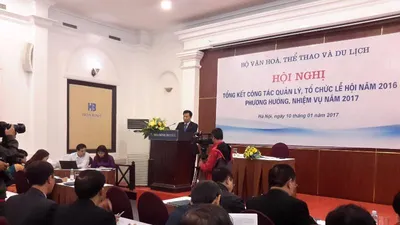 Lễ hội năm 2016: Phục dựng tràn lan, bạo lực phản cảm