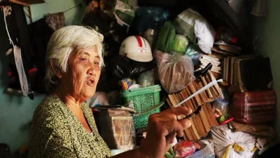 Chùm ảnh: Bà Trình “ghiền” sách cũ 