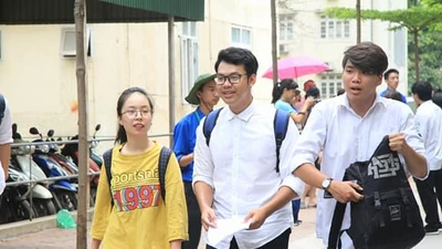 Thí sinh “ngợp” vì đề dài, thi một lúc 3 môn 