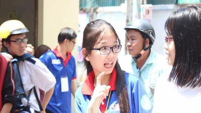 Nữ sinh tiếp sức TS khiếm thính bằng ngôn ngữ ký hiệu 