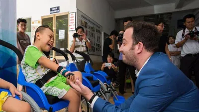 Israel tặng xe lăn hy vọng cho trẻ khuyết tật Việt Nam