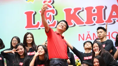 Thầy hiệu trưởng nhảy cùng HS trong lễ khai giảng 