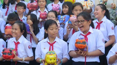 Thầy trò đập heo đất giúp đồng bào bị lũ