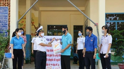 Phụ nữ ở Trường Sa may khẩu trang tặng chiến sĩ 