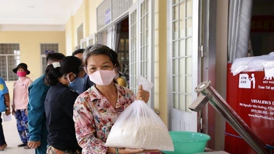 13 ATM gạo, nước suối tiếp sức cộng đồng vượt khó 