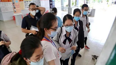 Thí sinh kín mít khẩu trang bắt đầu làm thủ tục thi THPT 