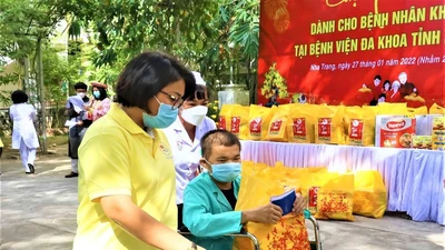 Bệnh nhân nghèo rơi nước mắt lên xe 0 đồng về quê ăn Tết