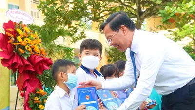 Chủ tịch TP.HCM nhắn nhủ phụ huynh Cần Giờ 'càng khó càng cho con đi học'