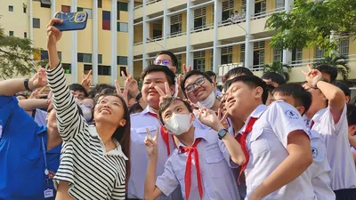 Huỳnh Như mang Quả bóng vàng về trường, truyền cảm hứng bóng đá với học sinh 