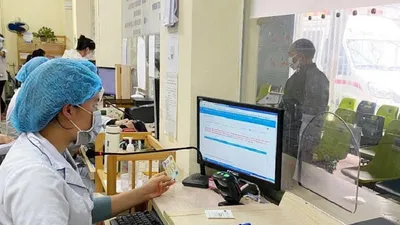 Việc nâng cấp dịch vụ KCB BHYT sẽ giải quyết tình trạng quá tải tuyến trên thay vì bỏ giấy chuyển tuyến. Ảnh: Viết Long.