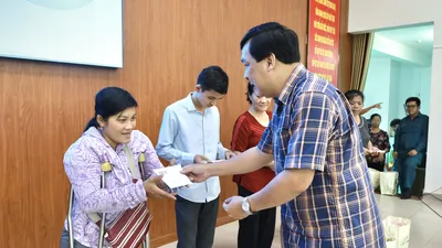 Mang xuân yêu thương đến với bà con phường 4, quận Tân Bình