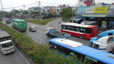 Container 'húc' xe buýt leo lên dải phân cách