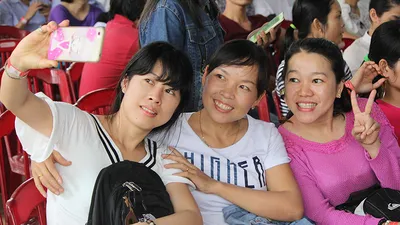 Công nhân đến sớm để dự “Ngày hội công nhân lao động”