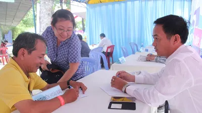 Tặng hàng trăm cẩm nang an toàn thực phẩm và báo cho công nhân