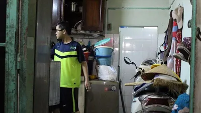 Người dân khổ sở vì nước xối xả tràn vào nhà