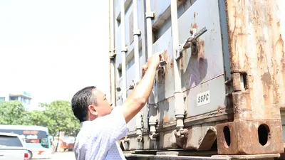 Quản lý thị trường theo dõi bắt xe chở hàng cấm