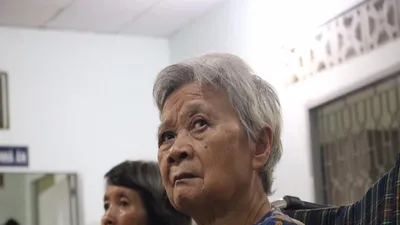 Cụ già reo lên: 'Em, em ơi... Mình có quà nè em...'