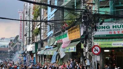 Hàng trăm người chen nhau cướp tiền, đồ cúng cô hồn