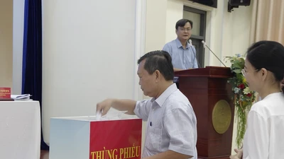 Đại biểu tham dự hội nghị bỏ phiếu kín. Ảnh: THANH TUYỀN