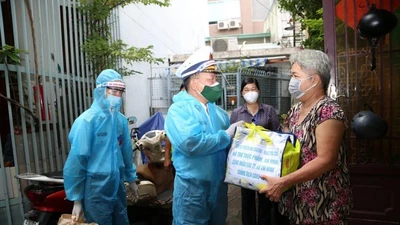 Tiểu đoàn DK1, Vùng 2 Hải quân mang túi quà an sinh đến với dân TP.HCM