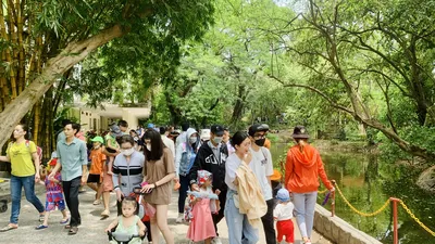 Người dân TP.HCM kéo về các điểm vui chơi dịp lễ