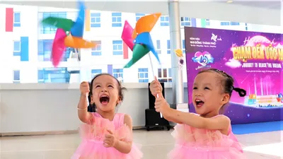 Cảm xúc vỡ òa khi Trúc Nhi, Diệu Nhi cảm ơn các bác sĩ Bệnh viện Nhi đồng TP