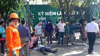 Bảo vệ bị đánh ở phố đi bộ Nguyễn Huệ phải khâu vết thương đầu và tay