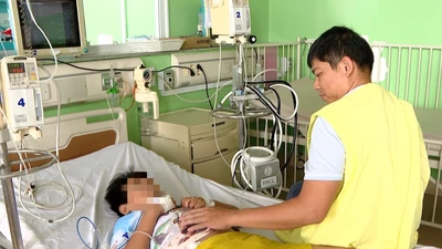 Số người nghi ngộ độc sau ăn bánh mì ở TP.HCM lên 102 ca