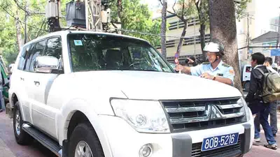 Ông Hải dẹp vỉa hè sau nhiều ngày vắng bóng