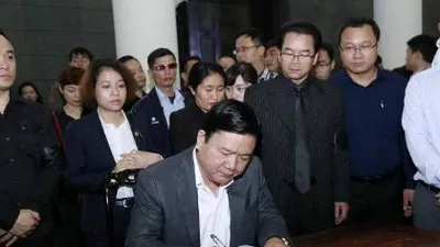 Bí thư Thành ủy TP.HCM Đinh La Thăng viếng nghệ sĩ Trần Lập