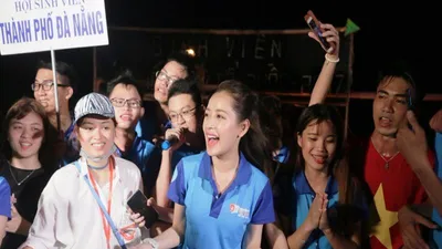 Chi Pu rạng ngời tận tay trao cờ Tổ quốc cho ngư dân