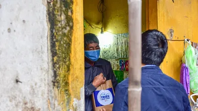 'Xóm chạy thận' chộn rộn vì được trao thực phẩm tận tay 